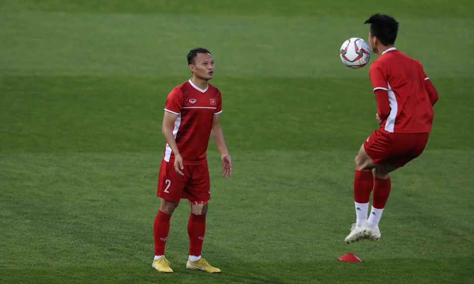 Tiền vệ Trọng Hoàng (trái) và tiền đạo Tiến Linh trong buổi tập luyện. (Ảnh: Hoàng Linh/TTXVN)