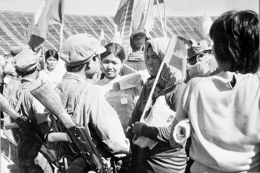 Người dân Campuchia với quân tình nguyện Việt Nam. (Nguồn: TTXVN)