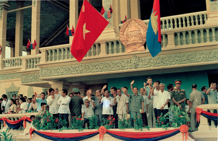 Tiễn quân tình nguyện Việt Nam ở Phnom Penh, ngày 25/9/1989. (Ảnh: Kim Hùng/TTXVN)