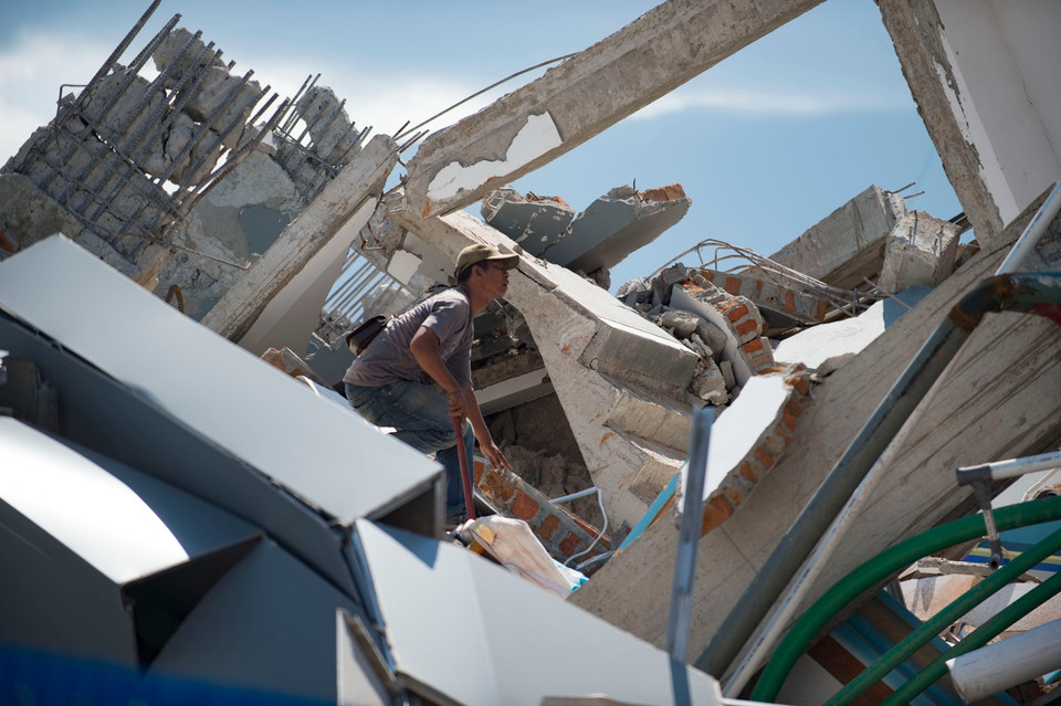 Tìm kiếm nạn nhân bị mắc kẹt dưới đống đổ nát của một khách sạn bị đổ sập sau trận động đất kèm theo sóng thần ở Sulawesi, Indonesia ngày 30/9/2018. (Nguồn: AFP/TTXVN)