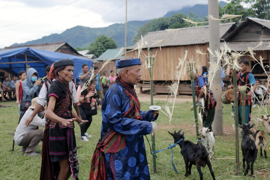  Lễ hội được tổ chức gồm 7 công đoạn và 19 nội dung cơ bản, là dịp để họ hàng, con cháu trong, ngoài làng nhận biết và bày tỏ tình cảm với nhau, tránh nhầm lẫn trong quan hệ hôn nhân. (Ảnh: Thanh Thủy/TTXVN)