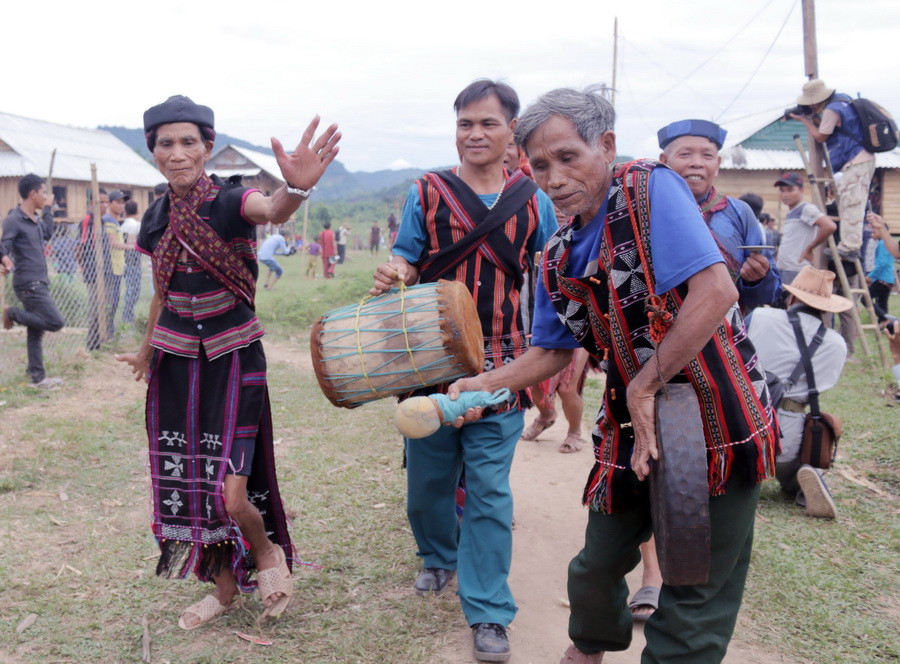 Lễ hội được tổ chức còn góp phần giải quyết việc chuyển dời khu nghĩa địa, quy tụ lăng mộ ở một nơi nhất định, lâu dài; phân công trách nhiệm của từng làng đồng bào dân tộc Pakô.. (Ảnh: Thanh Thủy/TTXVN)