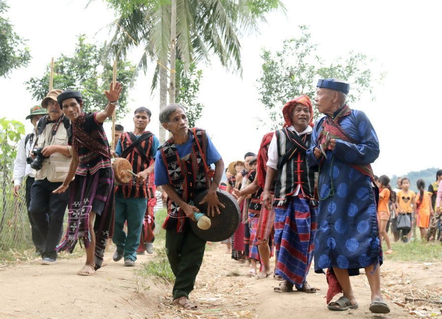 hảy múa điệu Rzooc tại lễ hội Ariêuping. (Ảnh: Thanh Thủy/TTXVN)