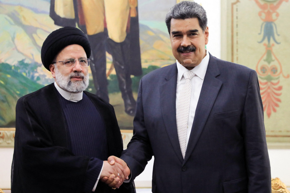 Tổng thống Iran Ebrahim Raisi (trái) và Tổng thống Venezuela Nicolas Maduro tại cuộc gặp ở Caracas ngày 12/6/2023. (Ảnh: AFP/TTXVN)