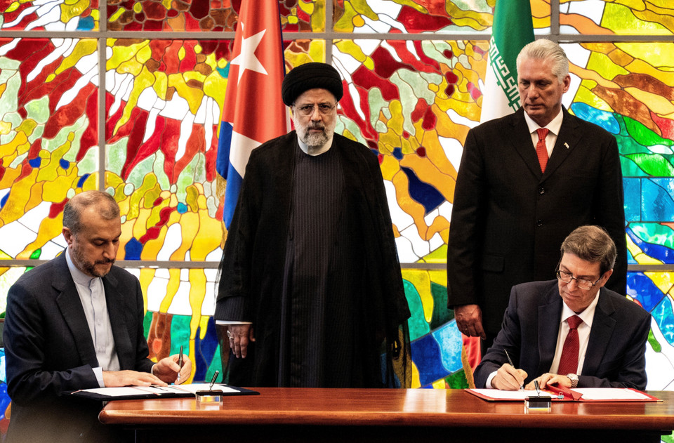 Ngoại trưởng Cuba Bruno Rodriguez (phải, trước) và Ngoại trưởng Iran Hossein Amir-Abdollahian (trái) ký các hiệp định hợp tác song phương, ngày 15/6/2023. (Ảnh: AFP/TTXVN)