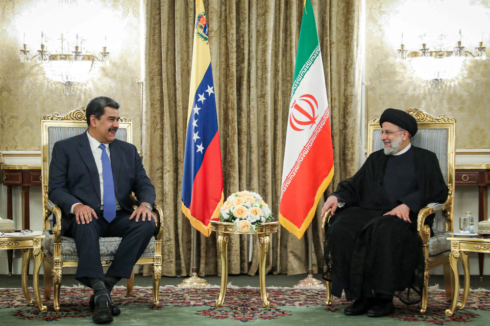 Ngày 12/6/2023, trong chuyến thăm của Tổng thống Iran Ebrahim Raisi tới Venezuela, hai bên đã nhất trí tăng cường hợp tác chiến lược trong nhiều lĩnh vực và ký 25 thỏa thuận hợp tác nhằm thúc đẩy tăng trưởng kinh tế của cả hai quốc gia. (Ảnh: AFP/TTXVN)