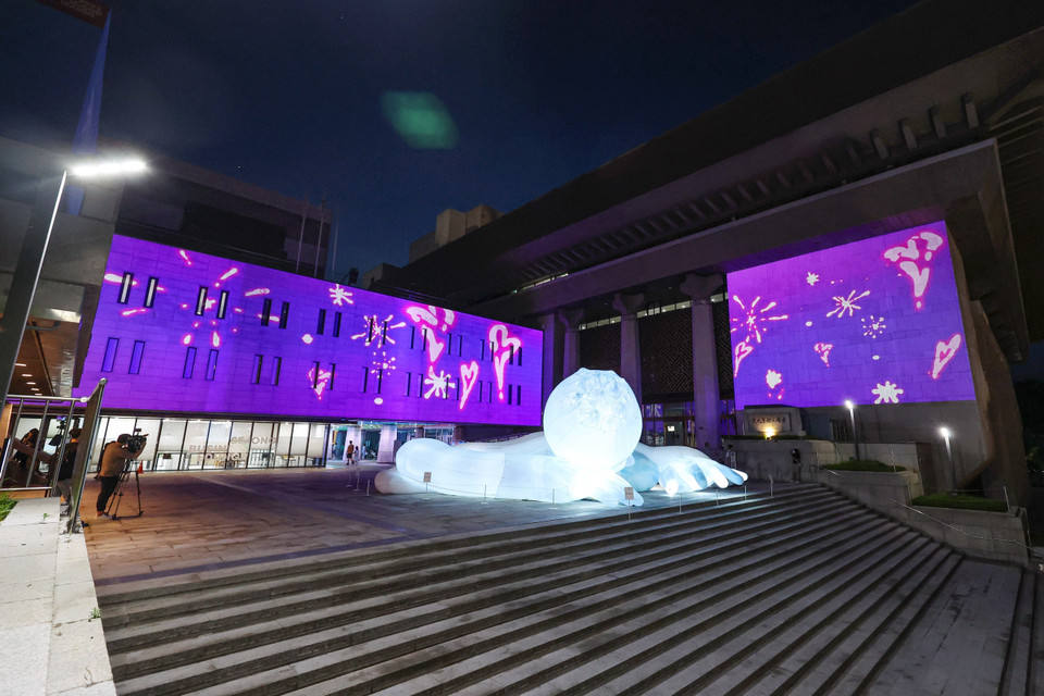 Ngày 13/6/2023, chính quyền thủ đô Seoul của Hàn Quốc cho biết các địa điểm nổi tiếng của thành phố và nhiều biển quảng cáo ngoài trời sẽ được nhuộm tím (màu tượng trưng của nhóm nhạc BTS). (Ảnh: Yonhap/TTXVN)