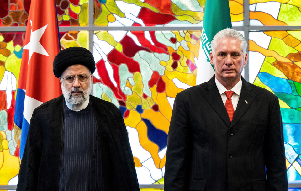 Chủ tịch Cuba Miguel Diaz-Canel (phải) và Tổng thống Iran Ebrahim Raisi dự lễ ký các hiệp định hợp tác song phương tại La Habana (Cuba), ngày 15/6/2023. (Ảnh: AFP/TTXVN)