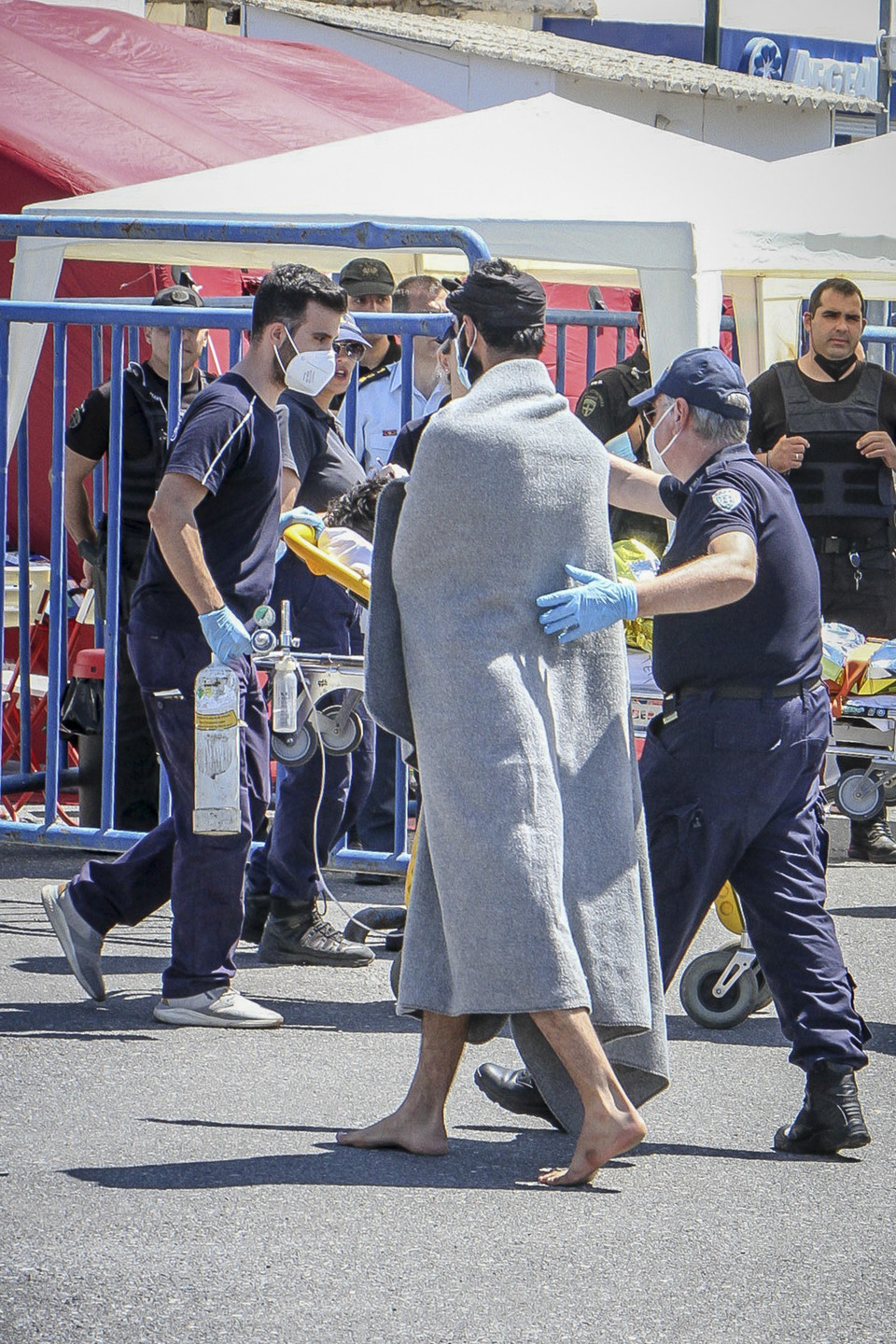 Lực lượng cứu hộ đã giải cứu được hơn 100 người và hàng trăm người có thể còn mất tích trong vụ lật tàu đánh cá chở người di cư ngoài khơi Hy Lạp ngày 14/6/2023. (Ảnh: AFP/TTXVN)