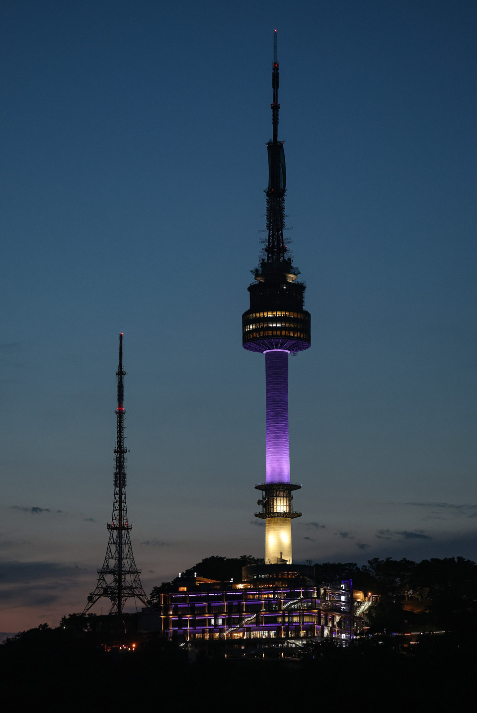 Màu tím tràn ngập thủ đô Seoul nhân sự kiện "BTS 10th Anniversary Festa" kỷ niệm 10 năm ngày nhóm nhạc K-pop đình đám này ra mắt công chúng. (Ảnh: Yonhap/TTXVN)