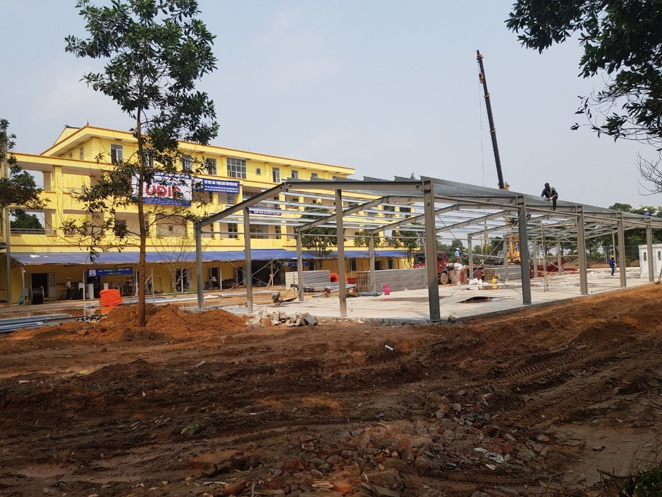 Bệnh viện dã chiến Mê Linh trong quá trình cải tạo, nâng cấp hồi cuối tháng 3. (Ảnh: Nguyễn Văn Cảnh/TTXVN)