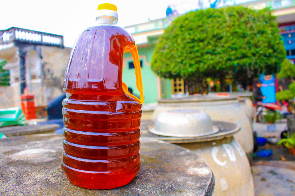 Nước mắm Ba Làng khá đặc biệt, sánh và trong như hổ phách. (Ảnh: Văn Quế/Vietnam+)