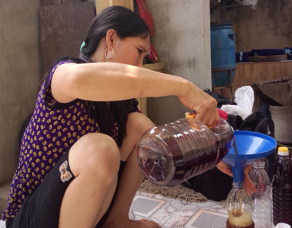 Sản phẩm được chế biến và đóng chai hoàn toàn bằng phương pháp thủ công. ( Ảnh: Văn Quế/Vietnam+)