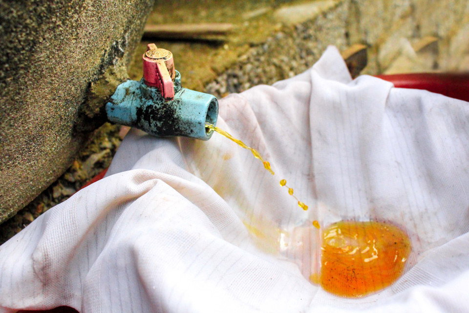 Mắm trước khi đóng chai còn được lọc để tránh bụi bẩn xen lẫn vào. (Ảnh: Văn Quế/Vietnam+)