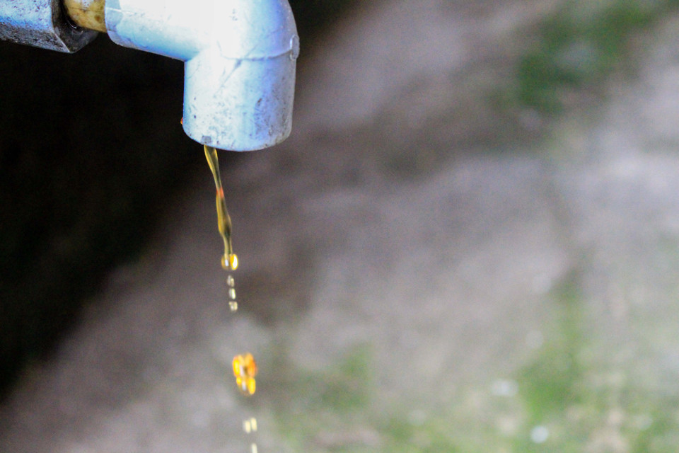 Những giọt mắm sóng sánh chảy nhẹ được chắt lọc sau gần 3 năm ủ. (Ảnh: Văn Quế/Vietnam+)