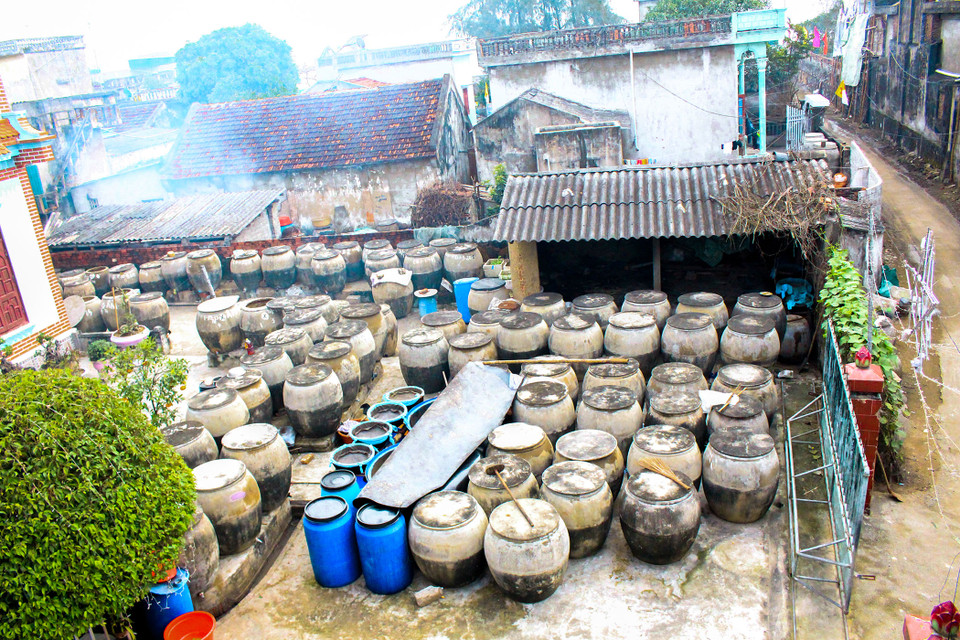 Nước mắm được đựng trong các bình lớn bằng gốm sứ. . (Ảnh: Văn Quế/Vietnam+)