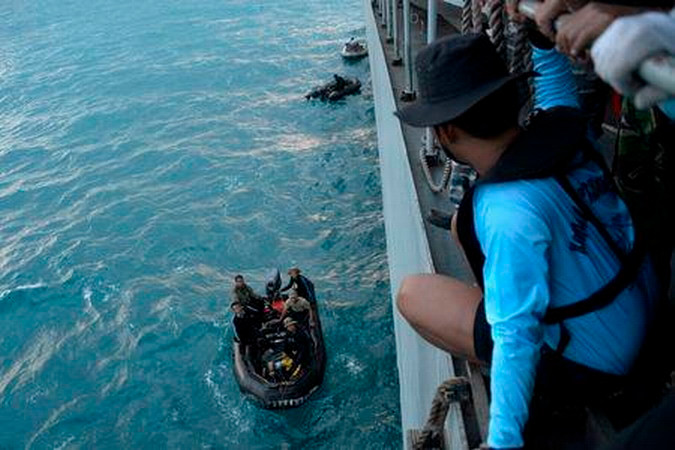 Các thợ lặn thuộc Hải quân Indonesia chuẩn bị các hoạt động để nâng đuôi máy bay lên khỏi mặt nước. (Nguồn: Reuters)