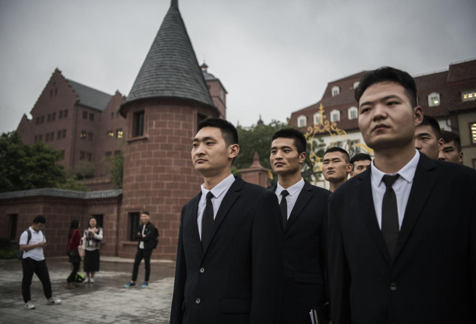 Nhân viên bảo vệ Huawei xếp hàng vào cuối ngày làm việc của họ. (Nguồn: Getty Images)