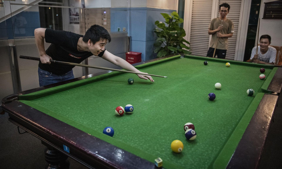 Nhân viên chơi bi-a trong khu nhà nghỉ của nhân viên Huawei. (Nguồn: Getty Images)