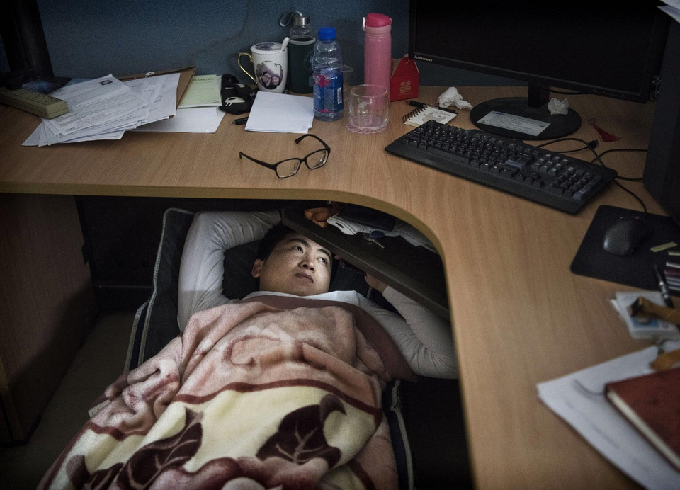 Một nhân viên Huawei trong giờ nghỉ giữa ca. (Nguồn: Getty Images)