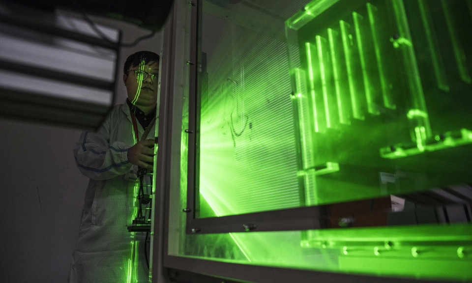 Một kỹ sư nhiệt của Huawei thực hiện một thử nghiệm nhiệt trong khu vực nghiên cứu và phát triển. (Nguồn: Getty Images)