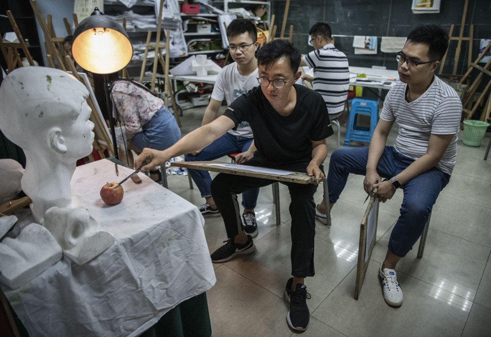 Một lớp học vẽ cho nhân viên sau giờ làm. (Nguồn: Getty Images)