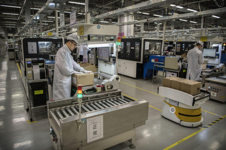 Một công nhân đóng gói các thiết bị điện thoại thông minh mới ở cuối dây chuyền sản xuất tại cơ sở sản xuất của Huawei. (Nguồn: Getty Images)