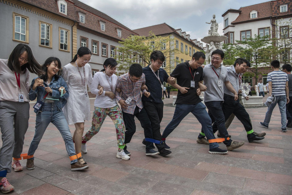 Nhân viên Huawei chơi team building trong giờ nghỉ trưa. (Nguồn: Getty Images)