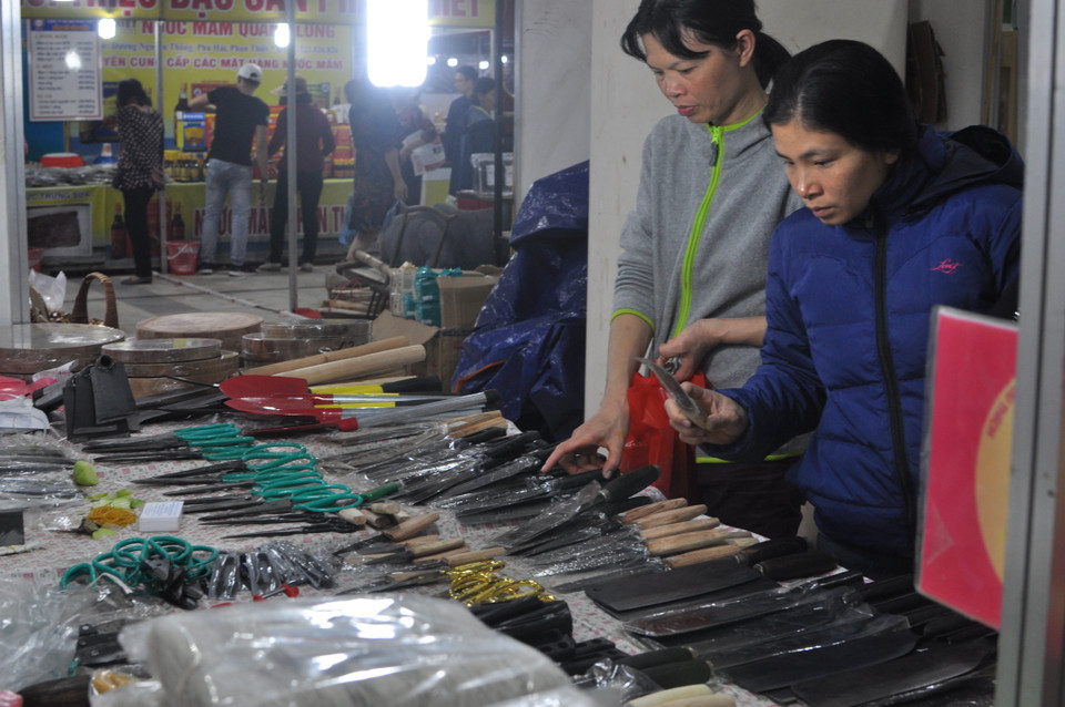Khách tham quan một gian hàng tại festival. (Ảnh: Việt Đức/Vietnam+)