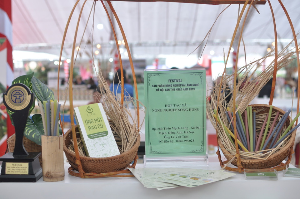  Sản phẩm ống hút làm từ rau củ của hợp tác xã nông nghiệp Sông Hồng (Đông Anh). Loại ống hút có chất liệu từ rau củ, gạo này sẽ tan dần trong nước. (Ảnh: Việt Đức/Vietnam+) 