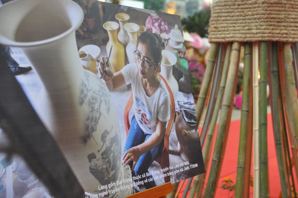 Tại festival, ban tổ chức còn bố trí triển lãm các hình ảnh về các làng nghề truyền thống ở Hà Nội. (Ảnh: Việt Đức/Vietnam+)