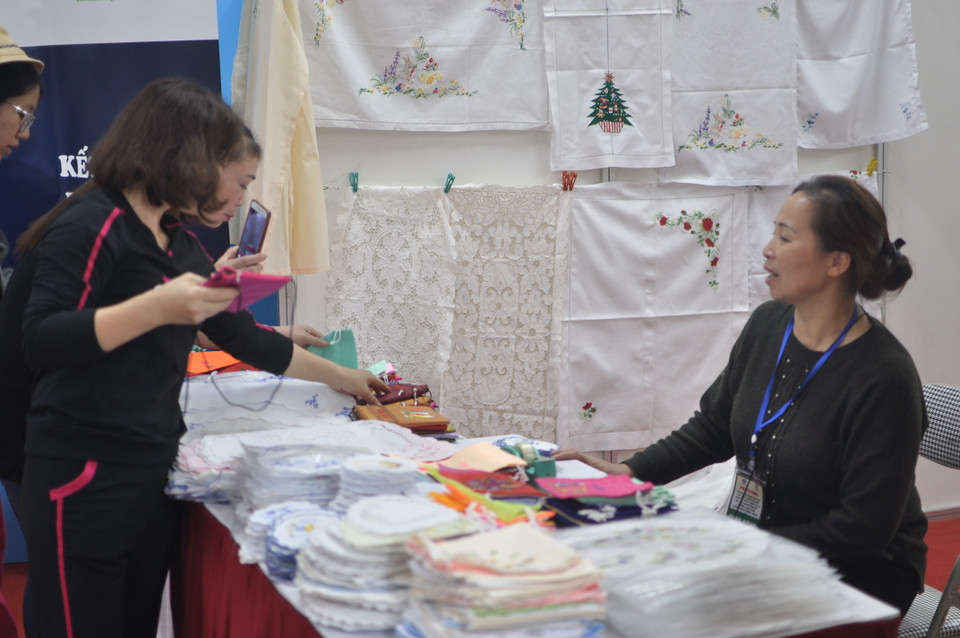 Khách tham quan một gian hàng tại festival. (Ảnh: Việt Đức/Vietnam+)