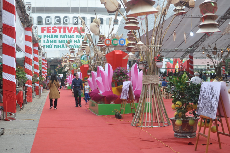 Festival có sự tham gia của 185 đơn vị với quy mô 300 gian hàng trưng bày, giới thiệu những sản phẩm trong lĩnh vực nông nghiệp, làng nghề của Hà Nội và nhiều tỉnh, thành phố. (Ảnh: Việt Đức/Vietnam+)