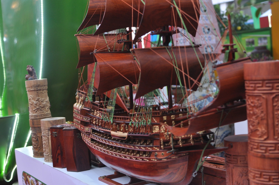 Sản phẩm đồ gỗ tại festival. (Ảnh: Việt Đức/Vietnam+)