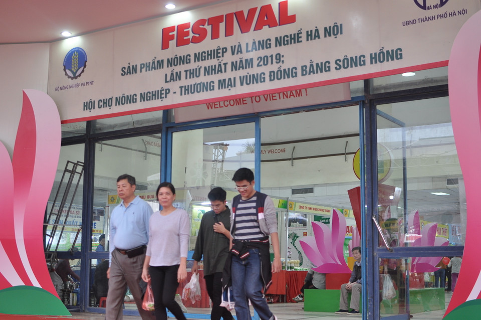 Khu triển lãm, hội chợ trong nhà tại festival. (Ảnh: Việt Đức/Vietnam+)