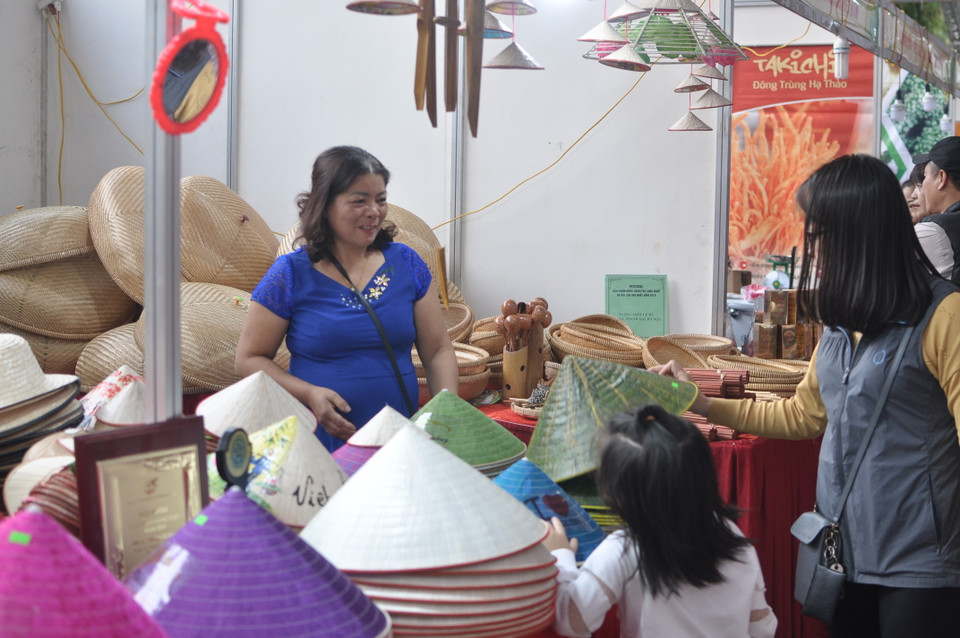 Khách tham quan một gian hàng tại festival. (Ảnh: Việt Đức/Vietnam+)