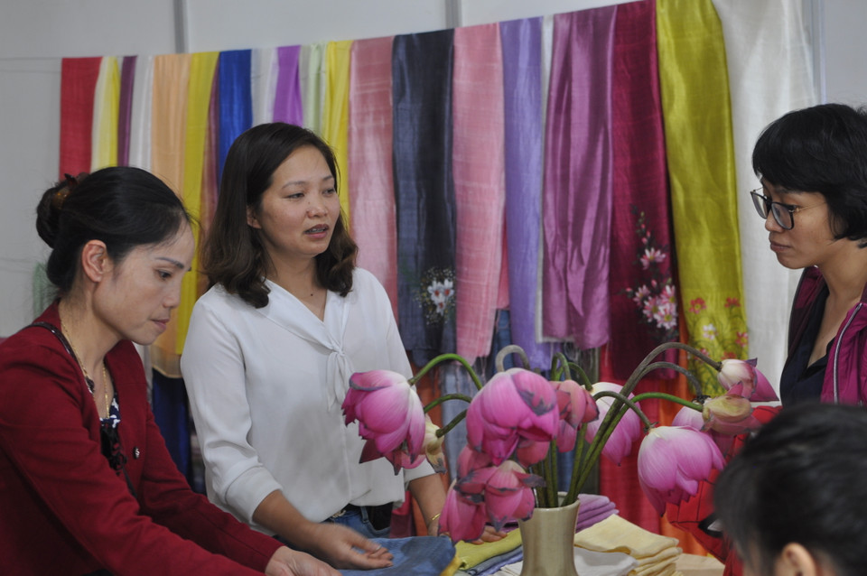 Khách tham quan một gian hàng tại festival. (Ảnh: Việt Đức/Vietnam+)