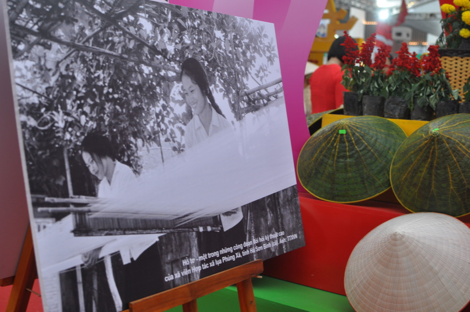 Tại festival, ban tổ chức còn bố trí triển lãm các hình ảnh về các làng nghề truyền thống ở Hà Nội. (Ảnh: Việt Đức/Vietnam+)