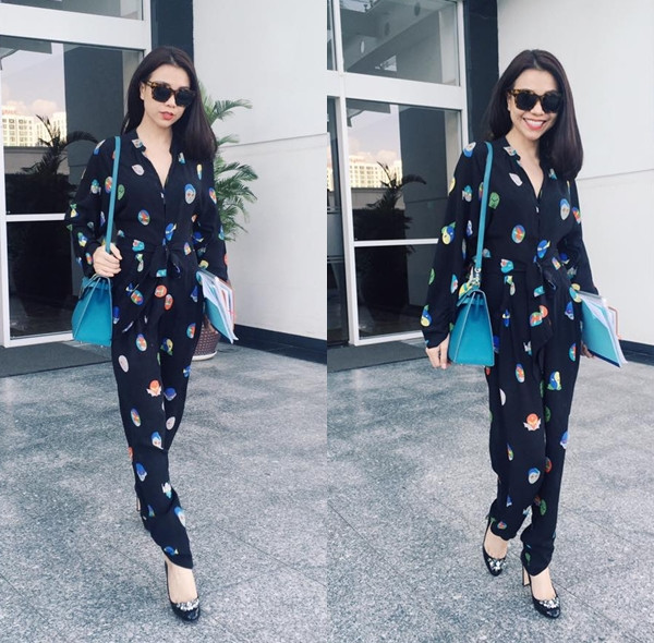 Trà Ngọc Hằng rạng rỡ trong bộ đồ liền in họa tiết bắt mắt. Người đẹp còn 'thắp sáng' phong cách của mình với túi đeo màu xanh lam yêu thích.