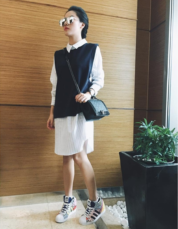 Văn Mai Hương chia sẻ tuyệt chiêu 'chơi lớp' trang phục để nổi bật. Cô nàng diện đầm sơ mi kẻ sọc và áo gilê màu sắc đối lập bên ngoài. Món đồ khiến nữ ca sỹ 21 tuổi ghi điểm tuyệt đối là đôi giày thể thao 'chất lừ.' 