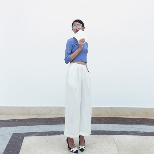 Diện crop-top (áo lửng) len khoe vòng eo thon gọn, Chế Nguyễn Quỳnh Châu kết hợp ăn ý cùng quần ống rộng trắng nhã nhặn, làm tăng vẻ thanh thoát. Chân dài 9X còn mix trang phục ăn ý cùng giày cao gót và kính mắt tráng gương.