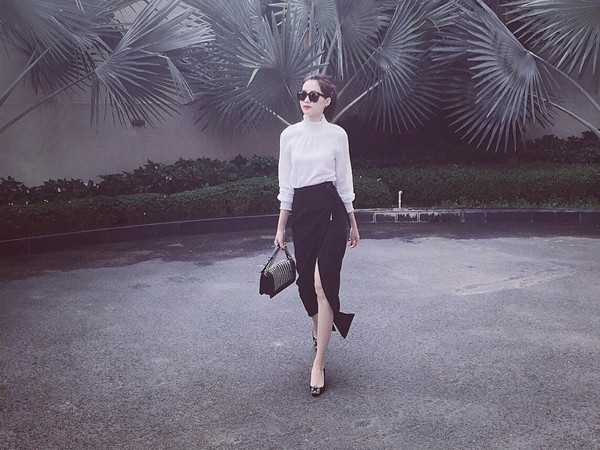 Hoa hậu Đặng Thu Thảo chinh phục người hâm mộ với hình ảnh quý cô đài các, sang trọng. Mỹ nhân 9X diện áo cổ cao tinh tế, phối với chân váy quấn tôn dáng. Giày cao gót đính đá và túi xách đắt giá là 'combo' tăng nét quyến rũ cho người đẹp.