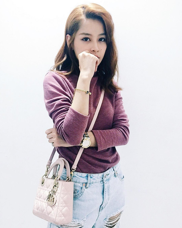 Phối áo cổ lọ dài tay và túi Dior hồng phấn nhẹ nhàng, Chi Pu phá cách cá tính khi diện cùng quần jeans rách bụi phủi.