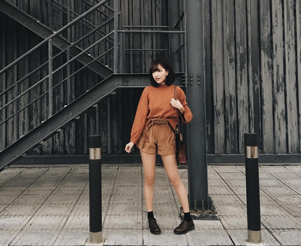 Mix cả 'cây' đồ mang sắc camel (màu nâu vàng) hợp mốt, Bùi Bích Phương hoàn tất công thức tôn vẻ trẻ trung bằng sự kết giày buộc dây và tất cao cổ.