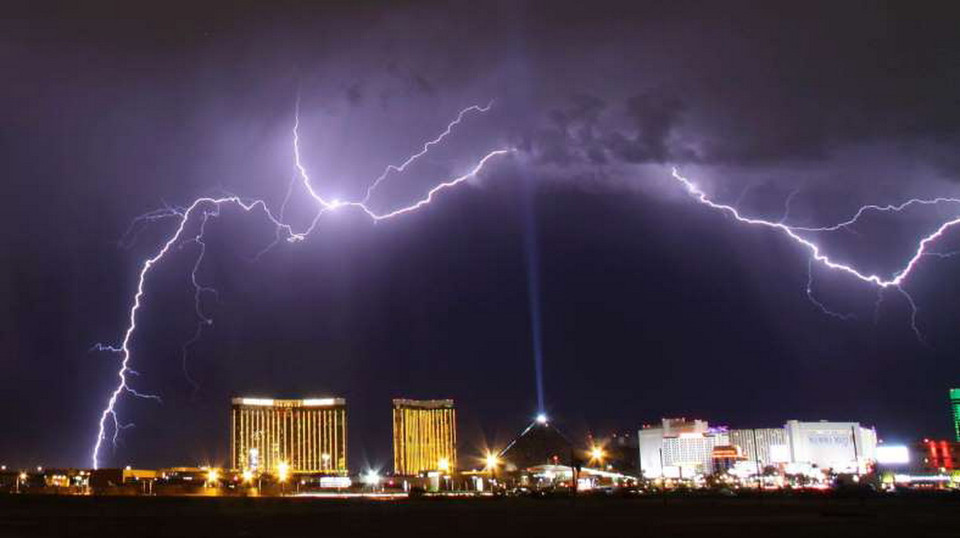 Sét đánh xung quanh tòa nhà The Luxor Sky Beam. (Nguồn: GENE BLEVINS/Newscom/Reuters)