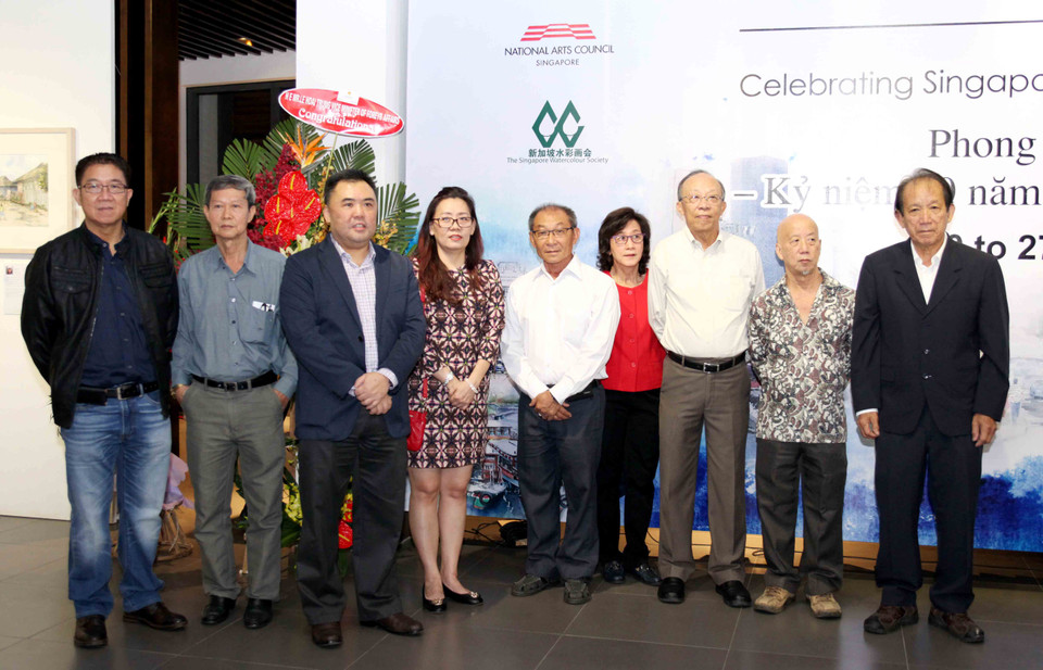 Các họa sĩ thành viên SWS chụp ảnh lưu niệm tại triển lãm. (Ảnh: Doãn Đức/Vietnam+)