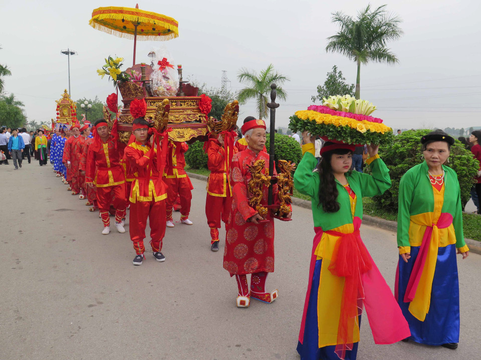 Đoàn rước từ Đền Trần sang chùa Phổ Minh. (Ảnh: Ảnh: Thùy Dung/TTXVN) 