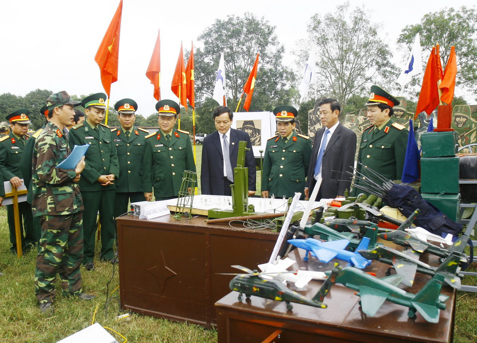 Các đại biểu tham quan mô hình học cụ của các đơn vị tại lễ ra quân huấn luyện. (Ảnh: Hồ Cầu/TTXVN) 