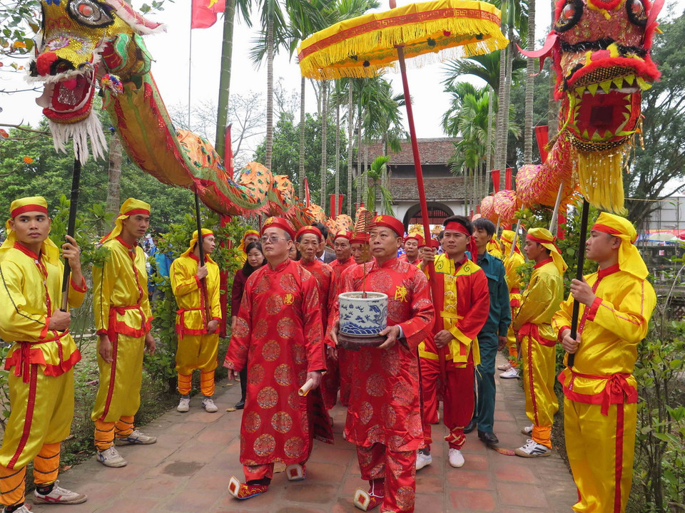 Đoàn rước kiệu Ngọc Lộ từ chùa Phổ Minh quay trở về Đền Trần. (Ảnh: Thùy Dung/TTXVN) 