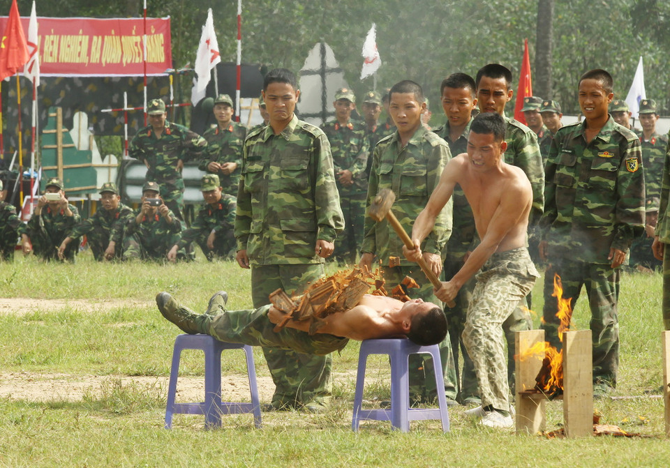 Các chiến sỹ thuộc lực lượng vũ trang Quảng Trị biểu diễn võ thuật tại lễ ra quân huấn luyện. (Ảnh: Hồ Cầu/TTXVN) 